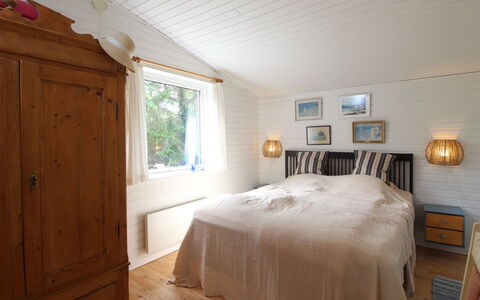 Mielikki - 2Km from the Sea: Interior Design, Wood, Bedroom, Flooring, Ceiling, Floor, Bed, Furniture, Room, Bed Sheet