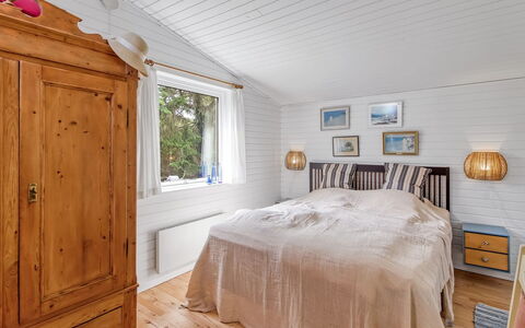 Mielikki - 2Km from the Sea: Wood, Interior Design, Bedroom, Ceiling, Bed, Furniture, Flooring, Floor, Home, Room