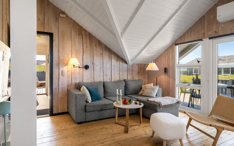 Mimi - 120M from the Sea: Wood, Ceiling, Interior Design, Home, Cottage, Hardwood, Plank, Wood Stain, Light Fixture, Chair