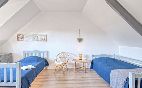 Ker Lolis: Furniture, Floor, Flooring, Interior Design, Bedroom, Bed, Wood Flooring, Wood, Ceiling, Room