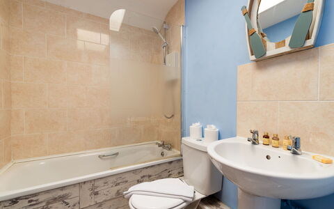 Harbourside Hideaway: Bathroom, Plumbing Fixture, Flooring, Floor, Interior Design, Toilet, Bathtub, Plumbing, Toilet Seat, Tap