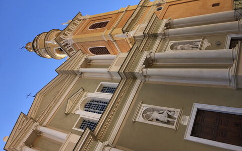 Le Diplomate: Sky, Property, Window, Building, Blue, Line, House, Material Property, Facade
