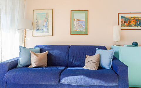Le Diplomate: Furniture, Blue, Couch, Interior Design, Cushion, Textile, Flooring, Throw Pillow, Floor, Living Room