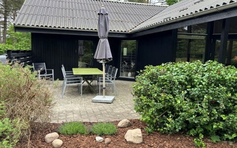 Gjorgjija - 50M from the Sea: Shrub, House, Home, Roof, Garden, Cottage, Groundcover, Shade, Door