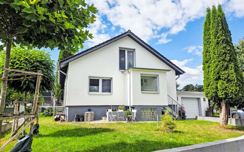 Schieder-Schwalenberg 100: Building, House, Window, Home, Roof, Residential Area, Facade, Architecture, Cottage, Shrub