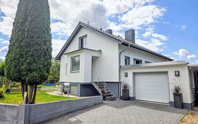Schieder-Schwalenberg 100: Building, Window, House, Residential Area, Roof, Home, Facade, Cottage, Door, Estate
