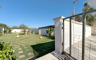 Ugento 1: Garden, Shade, Landscaping, Estate, Yard, Backyard, Driveway, Hacienda, Home Fencing