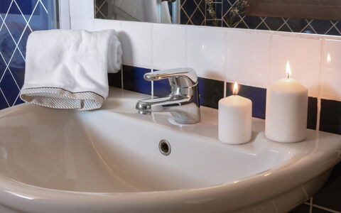 Casa D'orso Green Village Sardegna: Tap, Bathtub, Plumbing Fixture, Bathroom, Interior Design, Floor, Composite Material, Material Property