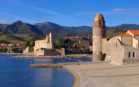 Collioure 150: Sky, Plant, Building, Window, Road Surface, Shade, Tree, Asphalt, Land Lot, House