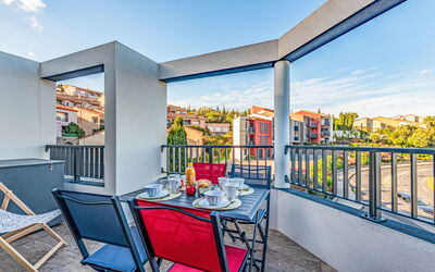 Collioure 150: Sky, Plant, Building, Window, Road Surface, Shade, Tree, Asphalt, Land Lot, House