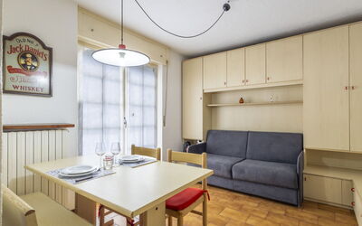 Tigli 622.2: Furniture, Interior Design, Ceiling, Couch, Room, Lighting, Flooring, Floor, Living Room, Apartment