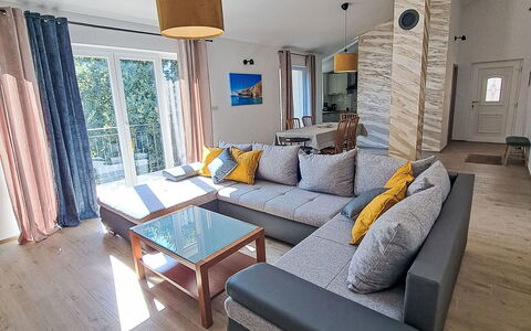 Fameja: Table, Furniture, Couch, Comfort, Building, Lamp, Interior Design, Living Room, House, Floor