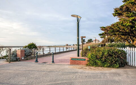 La Bernerie-En Retz 400: Sky, Street Light, Walkway, Fence, Pole, Sidewalk, Home Fencing