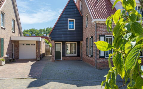 Domburgse Oase: Residential Area, House, Home, Neighbourhood, Roof, Human Settlement, Suburb, Door, Cottage, Driveway