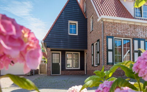 Domburgse Oase: Building, Window, Home, House, Residential Area, Facade, Roof, Door, Architecture, Shrub