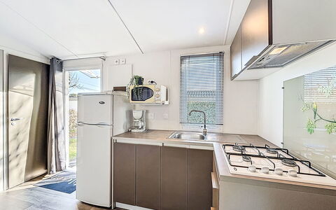 Carnac 400: Kitchen, Major Appliance, Kitchen Appliance, Countertop, Interior Design, Flooring, Kitchen Sink, Home Appliance, Floor, Kitchen Stove