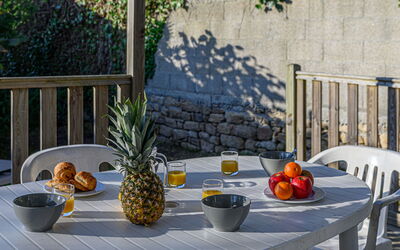 Accommodation:&nbsp;Le Cygne 400.10