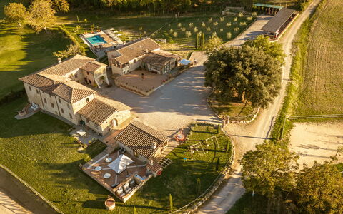 La Capanna, Borgo Campassini, Monteriggioni: Residential Area, House, Home, Estate, Landscape, Plain, Land Lot, Rural Area, Human Settlement, Cottage