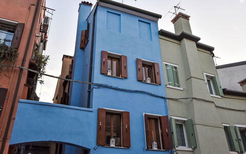 La Casa di Lu': Blue, Wall, Composite Material, Iron, Paint, Metal, Apartment, Balcony, Daylighting