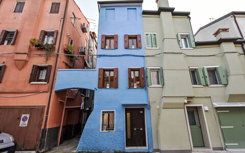 La Casa di Lu': Blue, Wall, Window, Facade, Neighbourhood, Architecture, Door, Home, Apartment, Balcony