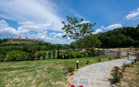 La Piazzetta, Borgo Campassini, Monteriggioni: Grass, Nature, Landscape, Grassland, Shrub, Land Lot, Plain, Garden, Spring, Plantation