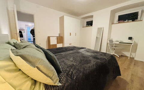 Appartamento Soul & Travel Ac And Wifi Croazia: Furniture, Flooring, Interior Design, Bed, Bedroom, Floor, Wood, Bed Sheet, Ceiling, Bedding