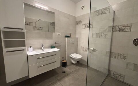Appartamento Soul & Travel Ac And Wifi Croazia: Flooring, Floor, Plumbing Fixture, Interior Design, Bathroom, Plumbing, Tile, Bathroom Sink