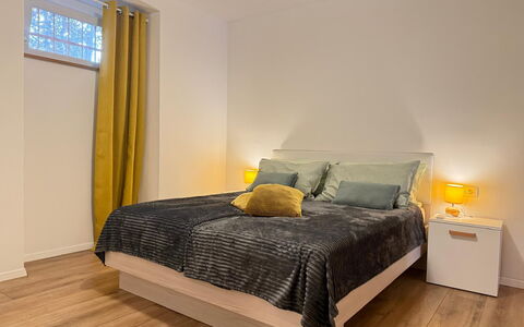 Appartamento Soul & Travel Ac And Wifi Croazia: Furniture, Interior Design, Bed, Flooring, Floor, Bedroom, Wood, Bed Sheet, Wood Flooring, Ceiling