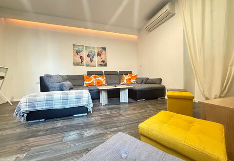 Appartamento Soul & Travel Ac And Wifi Croazia: Furniture, Interior Design, Couch, Flooring, Floor, Wood, Ceiling, Room, Living Room, Lighting