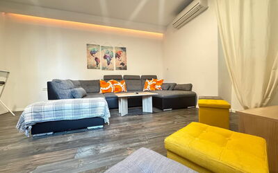 Appartamento Soul & Travel Ac And Wifi Croazia: Furniture, Interior Design, Couch, Flooring, Floor, Wood, Ceiling, Room, Living Room, Lighting