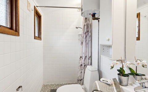 Ginette - 500M from the Sea: Wall, Flooring, Bathroom, Plumbing Fixture, Toilet Seat, Floor, Interior Design, Toilet, Ceiling, Plumbing