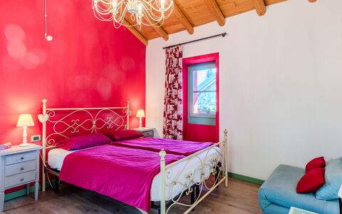 Tuschaus: Furniture, Interior Design, Bedroom, Flooring, Ceiling, Floor, Bed, Pink, Room, Home