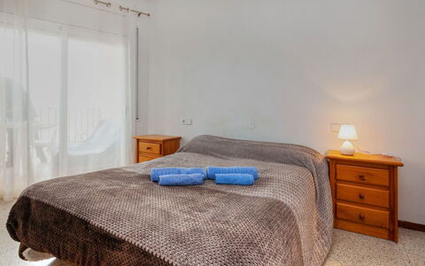 Sol i Mar: Furniture, Property, Comfort, Wood, Lighting, Textile, Bed, Interior Design, Floor, Bed Frame