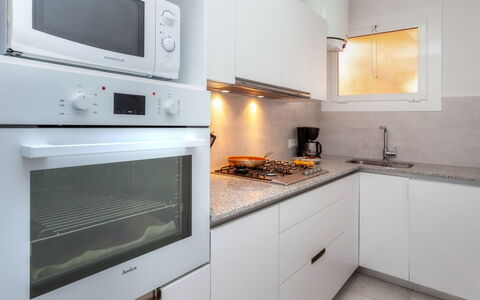 Sol i Mar: Cabinetry, Sink, Property, Countertop, Product, Kitchen Appliance, Kitchen, Kitchen Stove, Wood, Home Appliance