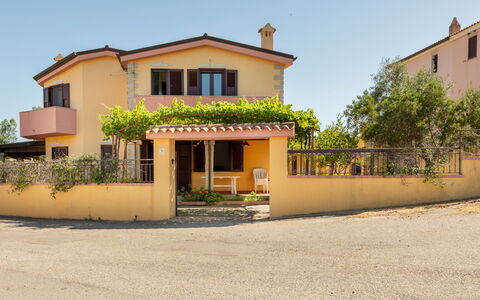 Remo: Wall, Building, Window, Residential Area, Home, House, Facade, Architecture, Neighbourhood, Human Settlement