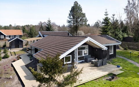 Sissie - 400M from the Sea: Estate, Shade, Driveway, Farmhouse