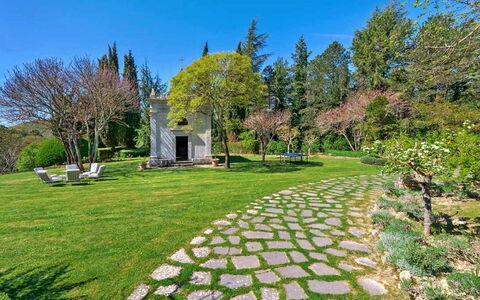 Villa Aiola: Tree, Grass, Green, Nature, Shrub, Garden, Landscape, Groundcover, Spring, Lawn