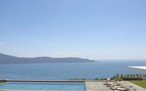 Villa Garda: Water, Body Of Water, Horizon, Hill, Coastal And Oceanic Landforms, Sea, Ocean, Swimming Pool, Lake, Coast