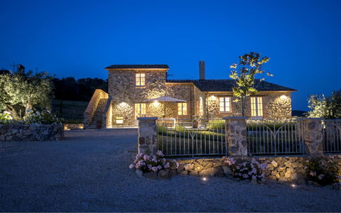 Villa Rufeno: Building, House, Home, Facade, Roof, Architecture, Residential Area, Cottage, Estate, Door