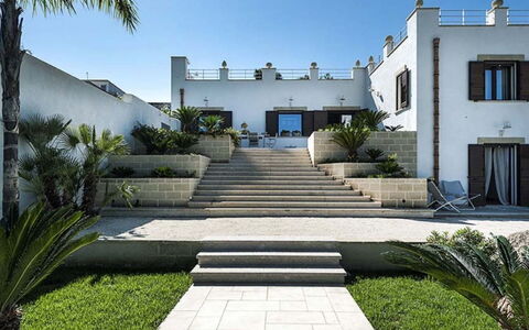 Villa della Laguna: Urban Design, Stairs, Estate, Concrete, Shade, Garden, Landscaping, Courtyard, Flowerpot, Hacienda