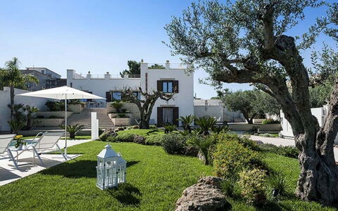 Villa della Laguna: Shrub, Garden, Home, Landscaping, Shade, Estate, Yard, Flowerpot, Hacienda, Lawn