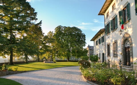 Villa Bel Monte: Shrub, Garden, Driveway, Estate, Lawn, Yard, Landscaping, Walkway, Park, Mansion