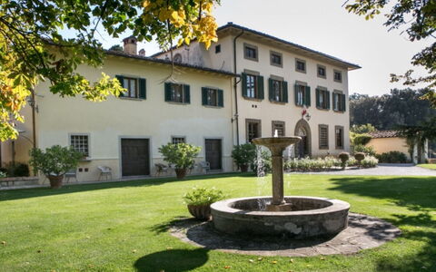 Villa Bel Monte: Shrub, Human Settlement, Garden, Estate, Courtyard, Yard, Lawn, Driveway, Hacienda, Landscaping
