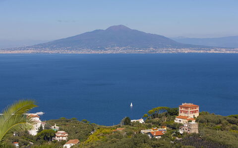 Villa Flora: Mountainous Landforms, Body Of Water, Mountain, Horizon, Coastal And Oceanic Landforms, Hill, Coast, Sea, Landscape, Highland