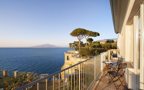 Villa Gilda: Sea, Coast, Coastal And Oceanic Landforms, Ocean, Balcony, Shore, Bay, Villa, Sound