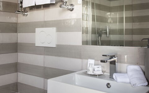 Villa Gilda: Interior Design, Flooring, Plumbing Fixture, Floor, Bathroom, Ceiling, Sink, Tile, Toilet, Plumbing