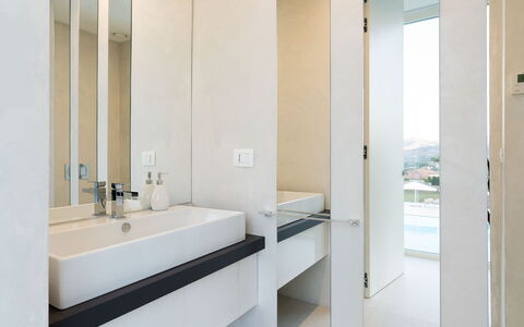 Villa Contemporanea: Interior Design, Flooring, Wall, Floor, Plumbing Fixture, Bathroom, Wood, Ceiling, Home, Tap