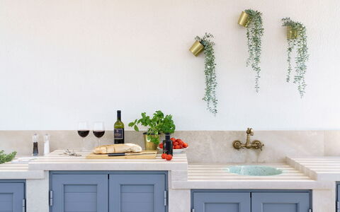 Villa Marzamemi: Kitchen, Flowerpot, Countertop, Houseplant, Natural Material, Tap, Bottle, Porcelain, Fruit
