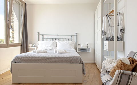 Vistamare: Furniture, Bed, Bedding, Interior Design, Bedroom, Bed Sheet, Flooring, Floor, Wall, Room