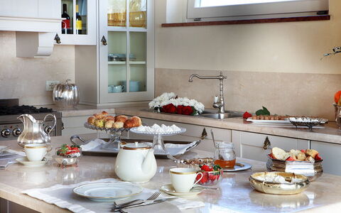 Tenuta le Selve: Tableware, Serveware, Interior Design, Furniture, Dishware, Porcelain, Fruit, Drinkware, Food